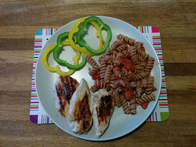 Chicken, brown pasta and peppers